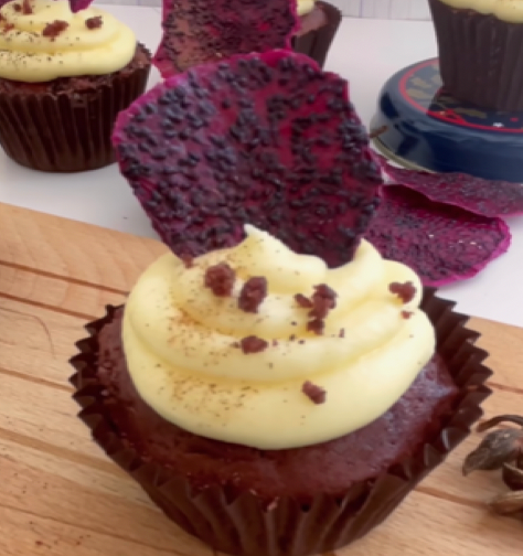 Mulled Wine Cupcakes, dried dragon fruit
